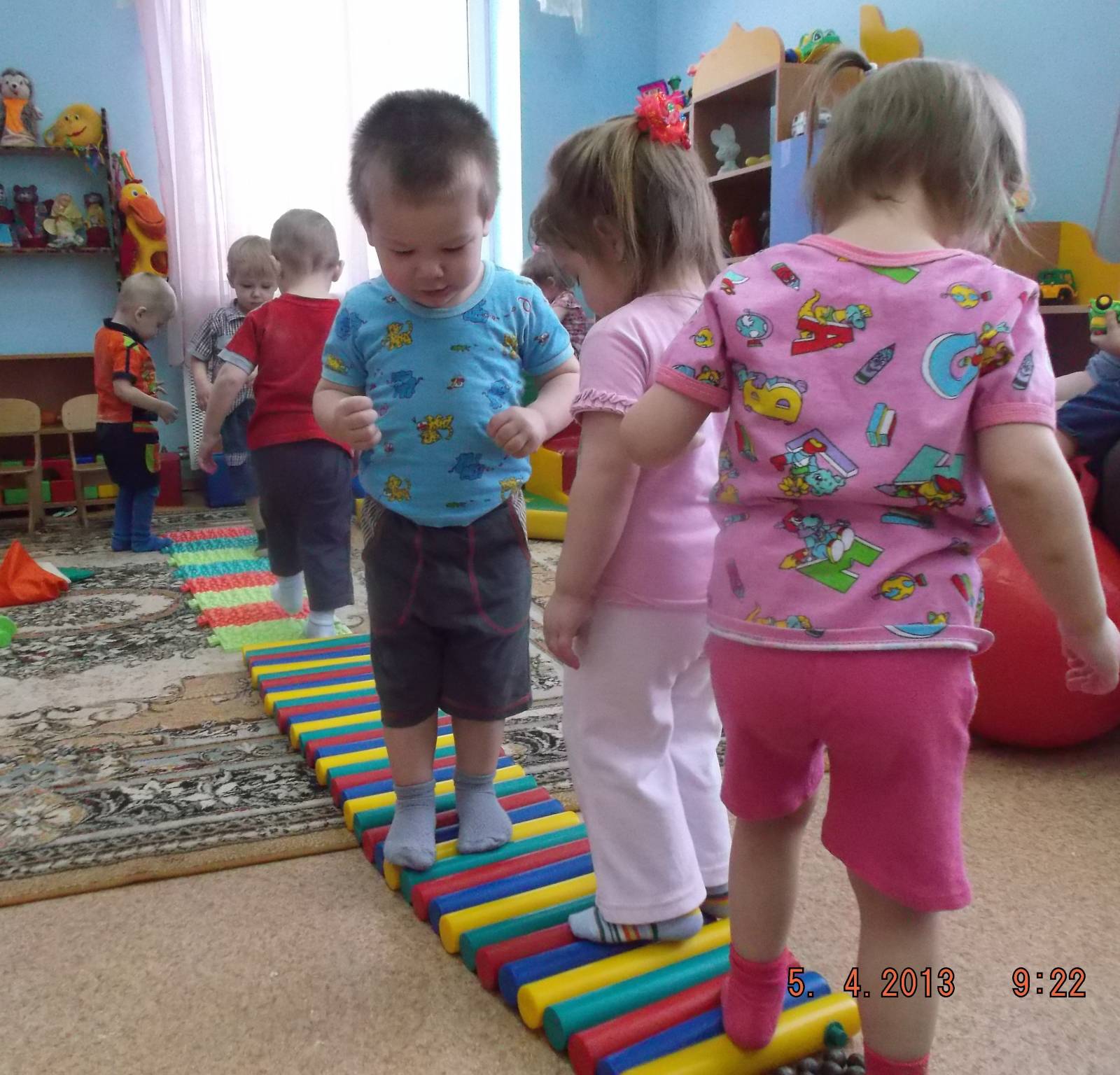 Наши ножки шагают по дорожке. Младшая группа в детском саду. Ясельная группа в детском саду. Игрушки для ясельной группы. Дети в детском саду младшая группа.